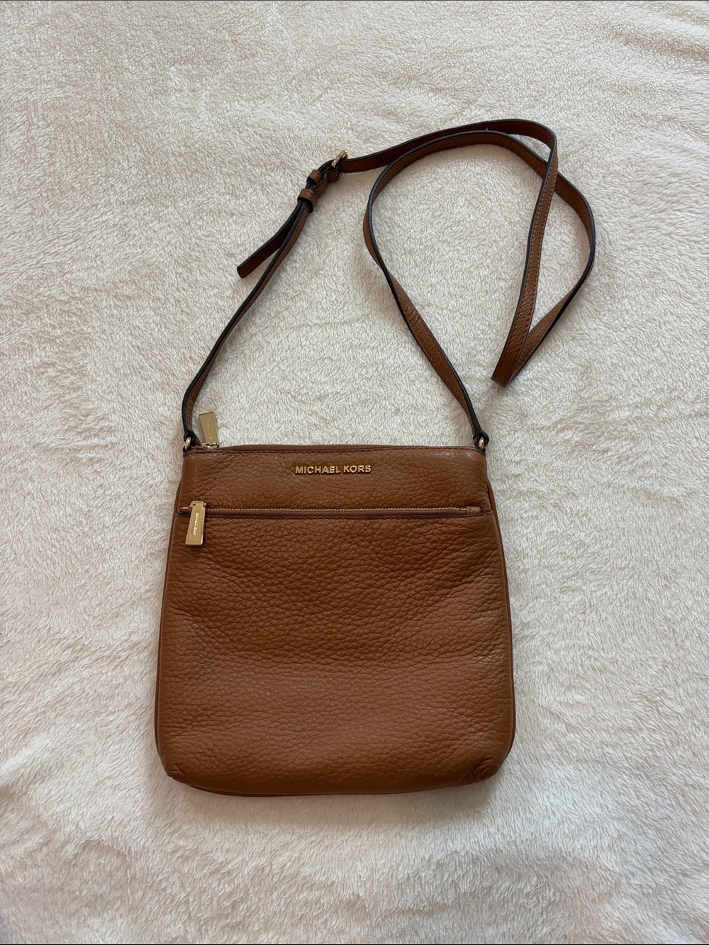 🌺 Michael Kors Acorn Pebbled Leather Crossbody with Gold Hardware